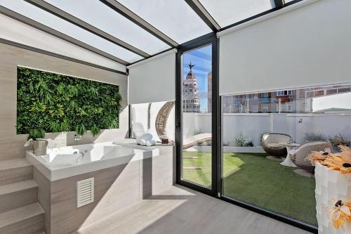 un bagno con lavandino e ampia finestra di Grupotel Mayorazgo a Madrid