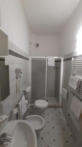 Albergo Moderno tesisinde bir banyo