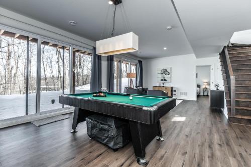 La ConceptionにあるLuxurious Villa Tremblant 4 Bdrs W Hot Tub B5のリビングルーム(ビリヤード台付)