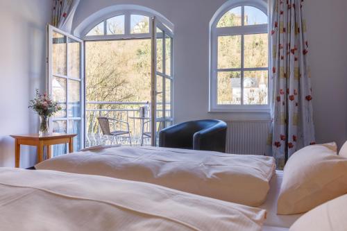 A bed or beds in a room at Hotel Lahnschleife