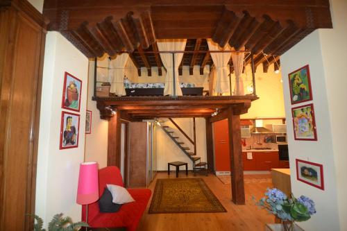 een woonkamer met een trap en een rode bank bij Castello 5888 C, Santa Marina, Calle Marcello, LOFT in Venetië