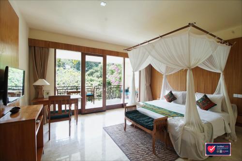 Una cama o camas en una habitación de Sapodilla Ubud