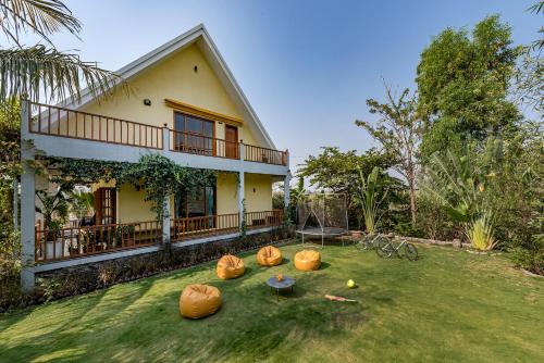 Градина пред SaffronStays Happy Fields, Pune - luxury farmstay with farm to table food