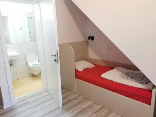 mały pokój z łóżkiem pod schodami w obiekcie Most Hostel w Lublanie