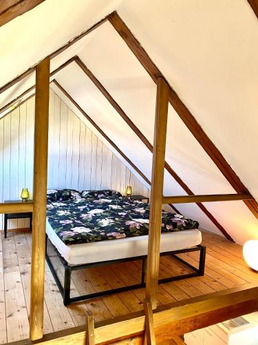 a bed in the attic of a house at Ferienwohnung Nepomuk in Landshut