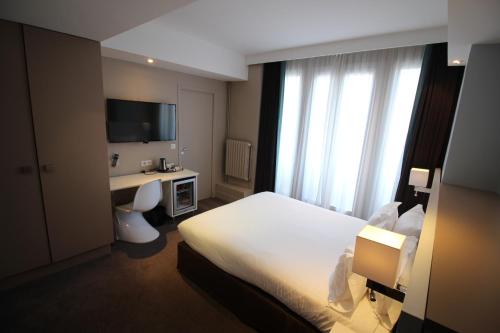 Un pat sau paturi într-o cameră la Holiday Inn Paris-Auteuil by IHG