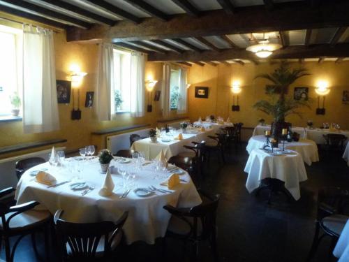 Um restaurante ou outro lugar para comer em Le Château de Rendeux