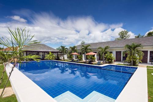 ein Pool vor einem Haus in der Unterkunft OHANA, Panglao Resort. in Panglao