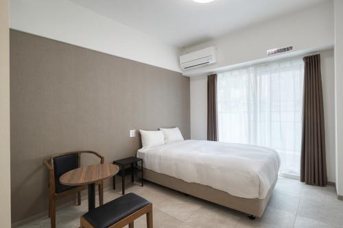 Tempat tidur dalam kamar di BiBi Hotel Naminoue