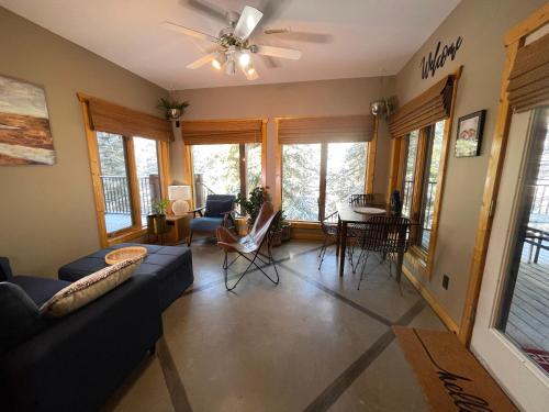 sala de estar con sofá y mesa en Blanchard Mountain BnB, en Canmore