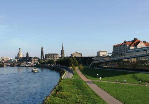 ドレスデンにあるマリティム ホテル ドレスデンの市街を背景にした川の眺め