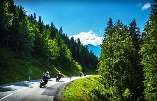 due persone che viaggiano in moto su una strada di montagna di Hotel Winterberg Resort a Winterberg