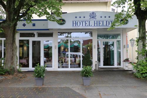 un hotel con macetas delante en Appart-Hotel-Heldt, en Bremen