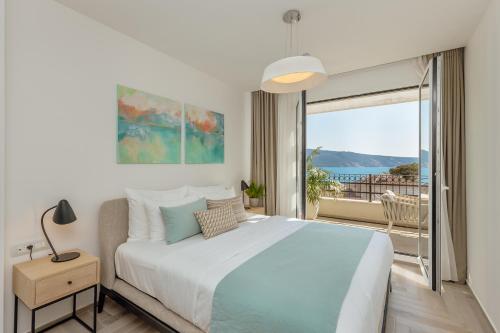 Cama ou camas em um quarto em Lazure Hotel & Marina