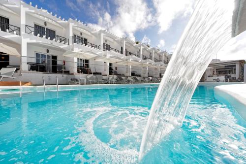 einen Brunnen im Swimmingpool eines Hotels in der Unterkunft Vista Bonita - Gay and Lesbian Only Resort in Maspalomas