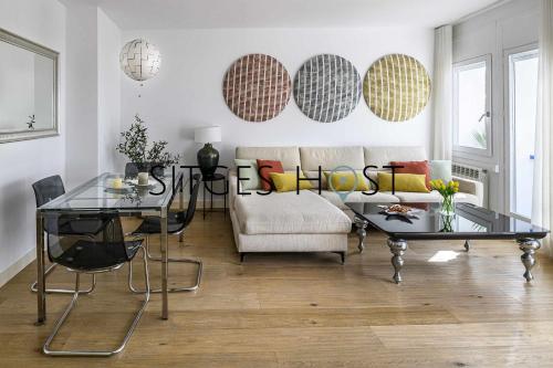 a living room with a couch and a table at A 20 metros de la playa in Sitges