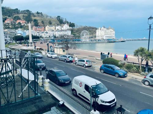 ulica z samochodami zaparkowanymi po stronie drogi w obiekcie Merrion Hotel w mieście Llandudno