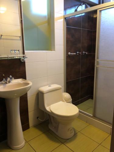 e bagno con servizi igienici, lavandino e doccia. di Hotel Imperial a Juliaca