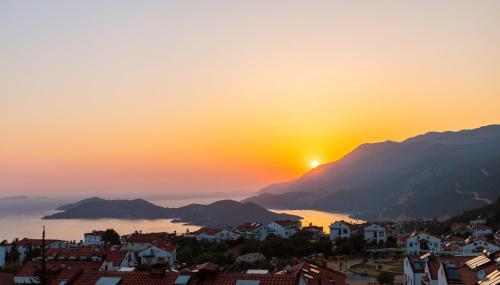 - une vue sur la ville et le coucher de soleil derrière les montagnes dans l'établissement Ayshe Apart, à Kaş