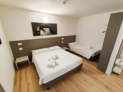 Kleines Zimmer mit 2 Betten und einem Tisch in der Unterkunft City Gallery Apartments in Triest