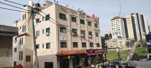 een oud gebouw aan de kant van een stadsstraat bij Eco Hostel in Ramallah