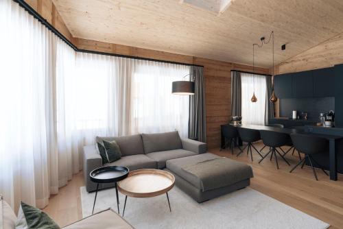 アンデルマットにあるAndermatt Alpine Apartmentsのリビングルーム(ソファ、テーブル付)