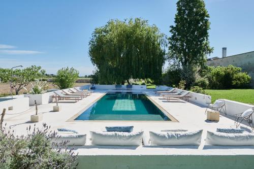 - une piscine dans une cour avec des chaises longues dans l'établissement Masseria Prosperi, à Alimini