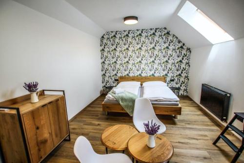 Una cama o camas en una habitación de Penzion a bistro Starý kopec