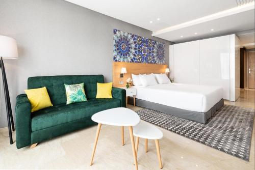 Tempat tidur dalam kamar di Mid Town Hotel Casablanca