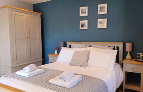 Krevet ili kreveti u jedinici u okviru objekta Stylish coastal retreat in St Ives with parking