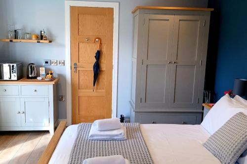 Krevet ili kreveti u jedinici u okviru objekta Stylish coastal retreat in St Ives with parking