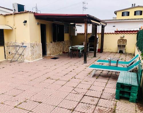 un patio esterno con tavolo da picnic di Little house Fiera di Roma a Ponte Galeria