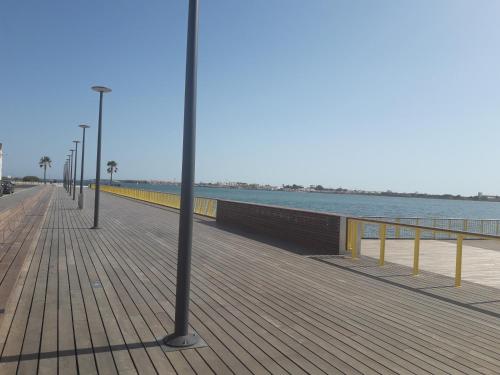 um calçadão com um poste de luz na praia em Piso en ayamonte em Ayamonte