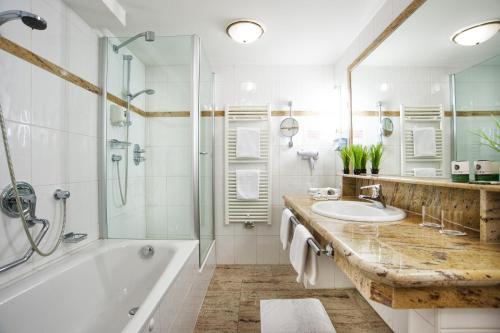 Un baño de HENRI Country House Seefeld