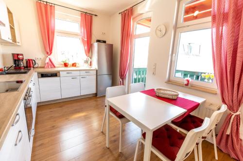 Una cocina o kitchenette en Ferienwohnung Jenzigblick