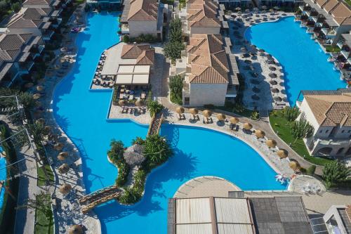 Peldbaseins naktsmītnē Atlantica Holiday Village Rhodes vai tās tuvumā