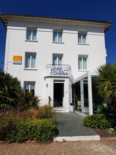 een wit hotel met een bord dat staat voor Hotel Columbiana bij The Originals Access, Hôtel Corinna, Royan in Royan