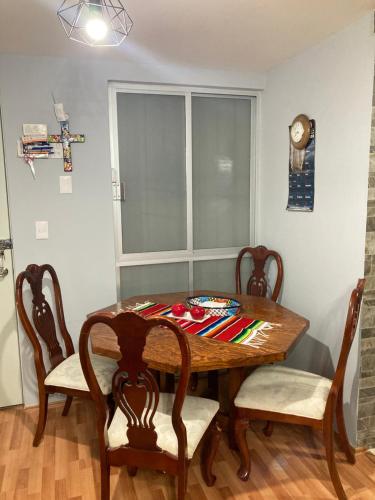 una sala da pranzo con tavolo e sedie in legno di Tu espacio Eje Central 78 colonia Centro, apartment Downtown a Città del Messico