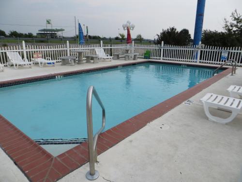 Piscina a Patti's Inn and Suites o a prop