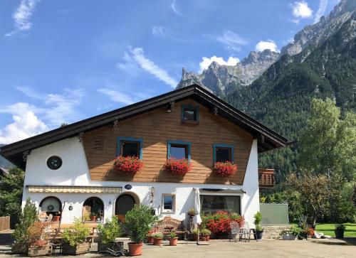 Uma vista da montanha tirada do cama e café (B&B) 