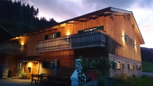 ein großes Holzgebäude mit Balkon in der Unterkunft Gut Unterbrunn in Radstadt