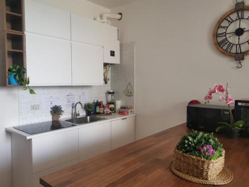 Una cocina o kitchenette en Bnbook - La casa sul Lago Maggiore