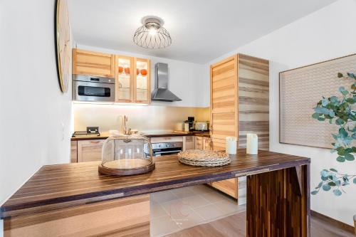 een keuken met een houten aanrecht in een kamer bij *DISNEYLAND-SERRIS* 4 pers Cosy apartment in Serris