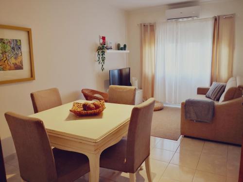 uma sala de estar com uma mesa de jantar e cadeiras em 3B flat em Portimão