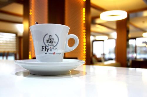 una tazza di caffè seduta sopra un tavolo di Fly inn Hotel Lounge a Machelen