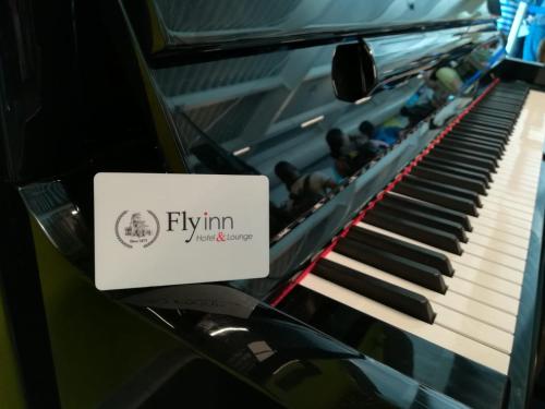 un cartello sul lato di un pianoforte di Fly inn Hotel Lounge a Machelen