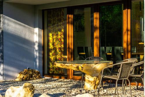 een stenen tafel en stoelen voor een gebouw bij Zbójowa Chata in Poronin