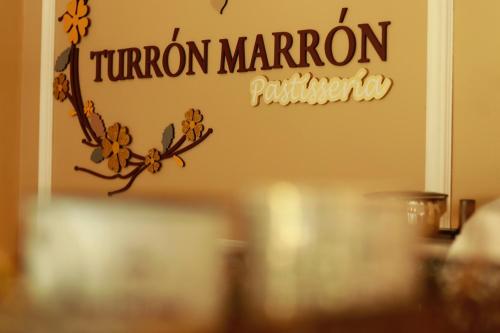 a sign for a tumor marron restaurant on a wall at Hotel & Suites Mo Sak in Tapachula