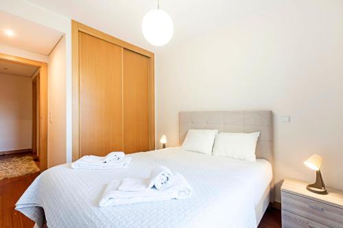 Llit o llits en una habitació de 2BR Flat by Metro w/ Free Parking by LovelyStay