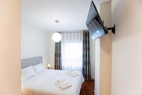 Televisor o centre d'entreteniment de 2BR Flat by Metro w/ Free Parking by LovelyStay